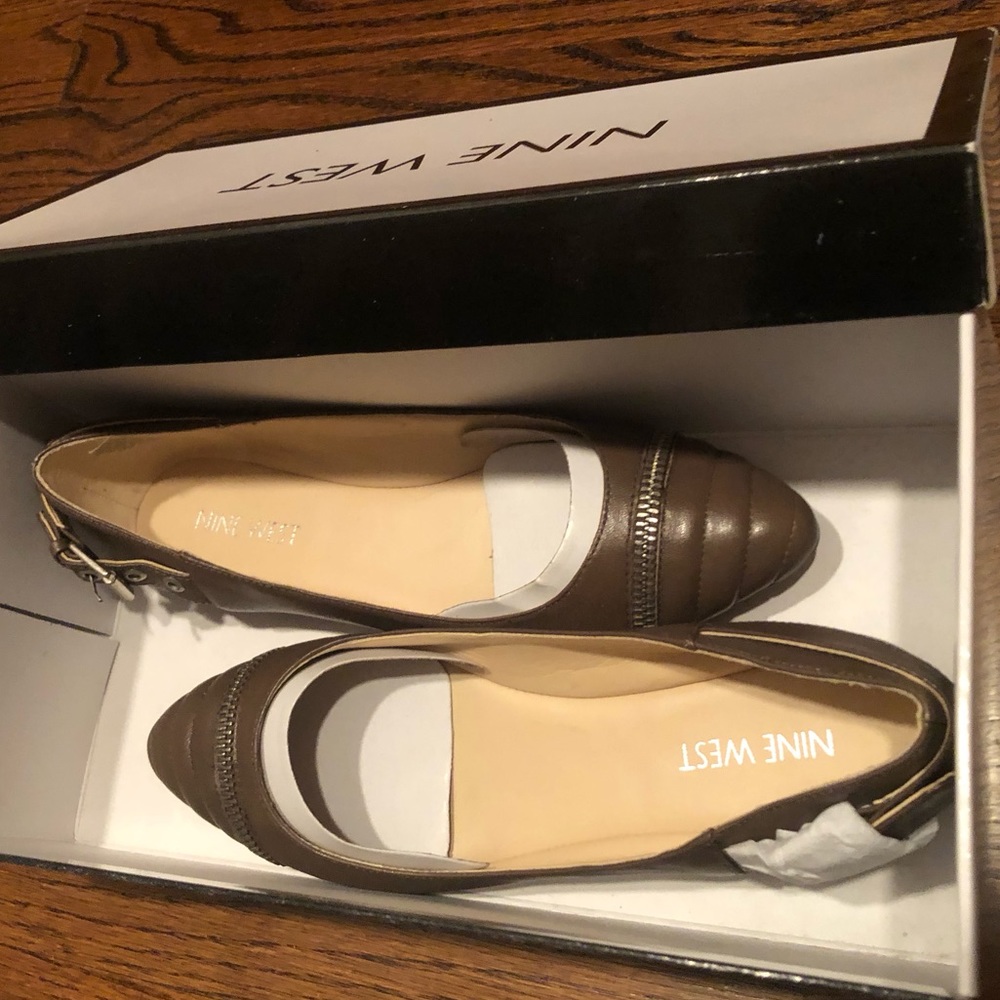 New Nine West flat size 5.5 Gray color